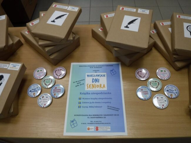 książki-niespodzianki opakowane w szary papier, rozdawane w ramach Warszawskich Dni Seniora