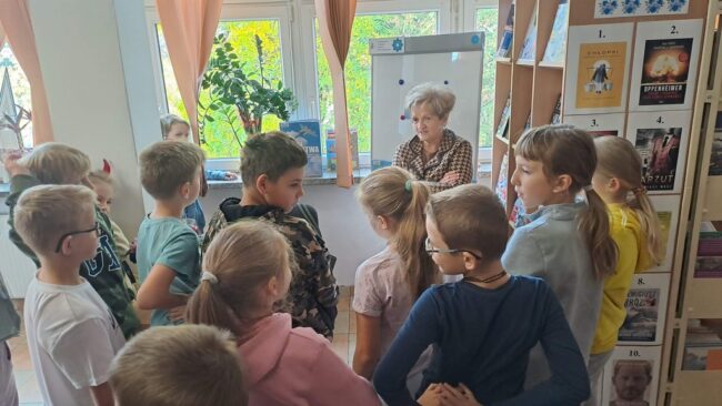 spotkanie dzieci z emerytowanym pracownikiem PLL Lot