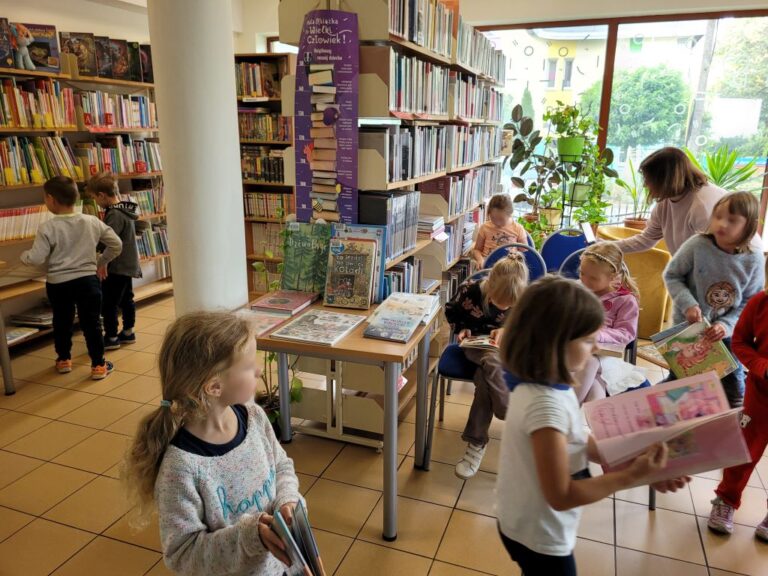 dzieci z przedszkola zwiedzają bibliotekę