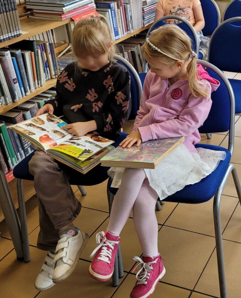 dzieci z przedszkola zwiedzają bibliotekę