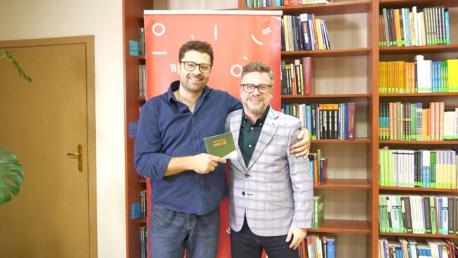 artyści pozują do pamiątkowego zdjęcia z płytą muzyczną