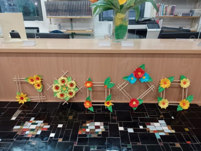 warsztaty rękodzieła w bibliotece - tworzenie dekoracyjnych ramek z papierowych słomek i kolorowego papieru