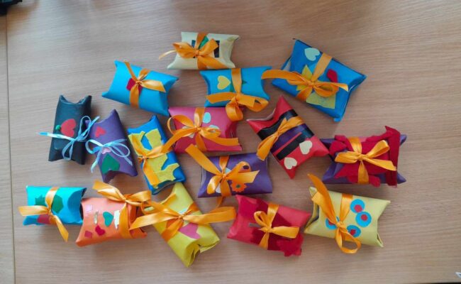 ładnie zapakowane prezenty-niespodzianki dla dzieci
