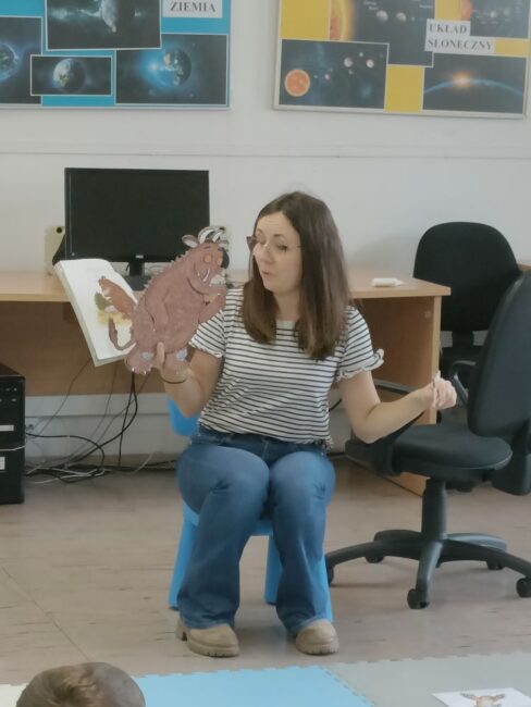 nauczyciela z Early Stage czyta książkę dla dzieci