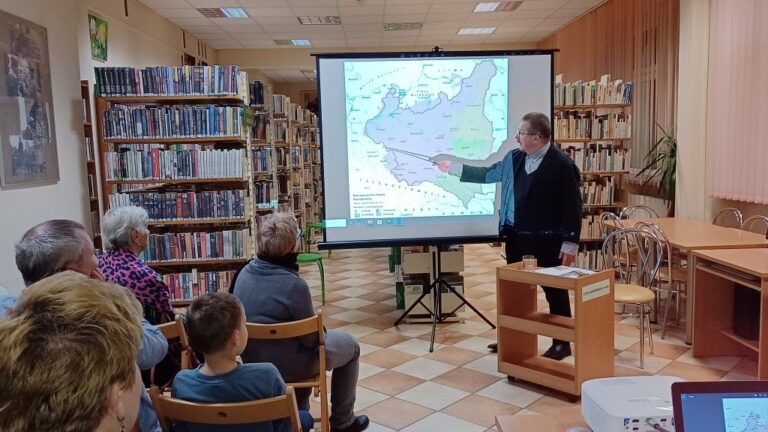 prelegent pokazuje wskaźnikiem historyczną mapę Polski