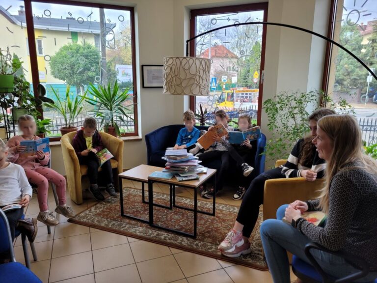 dzieci przeglądają książki w bibliotece