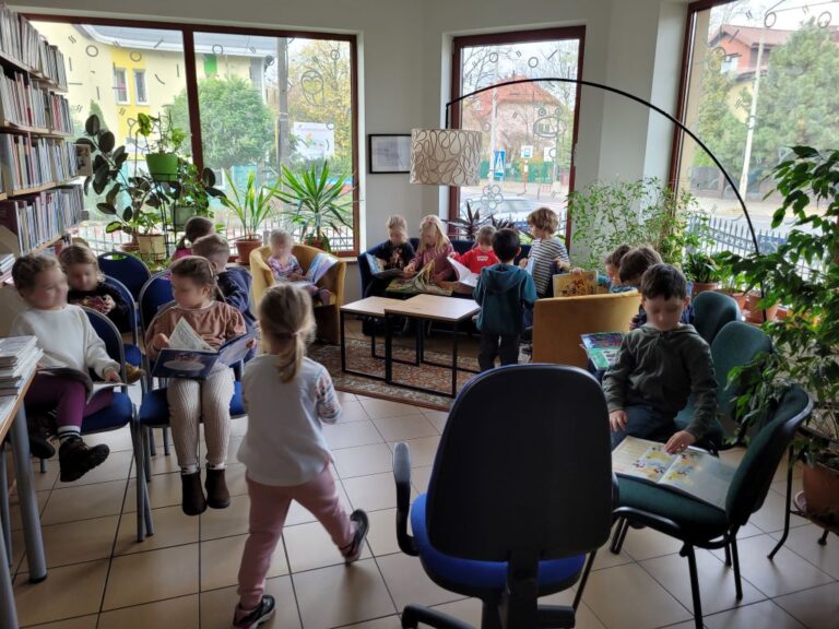 dzieci przeglądają książki w bibliotece