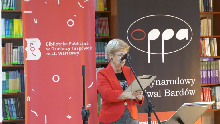 poetka prezentuje swoje wiersze