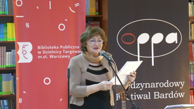 poetka prezentuje swoje wiersze