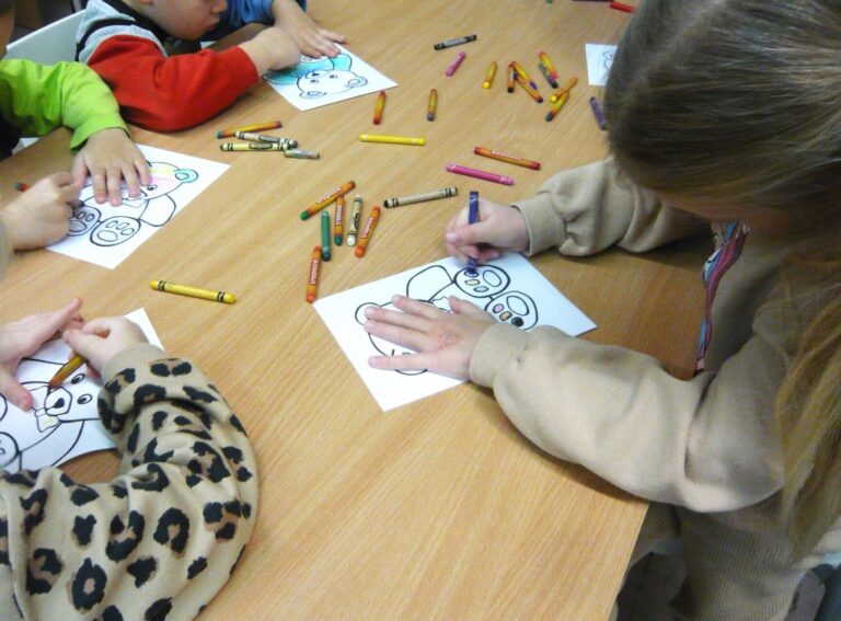 dzieci malują obrazki