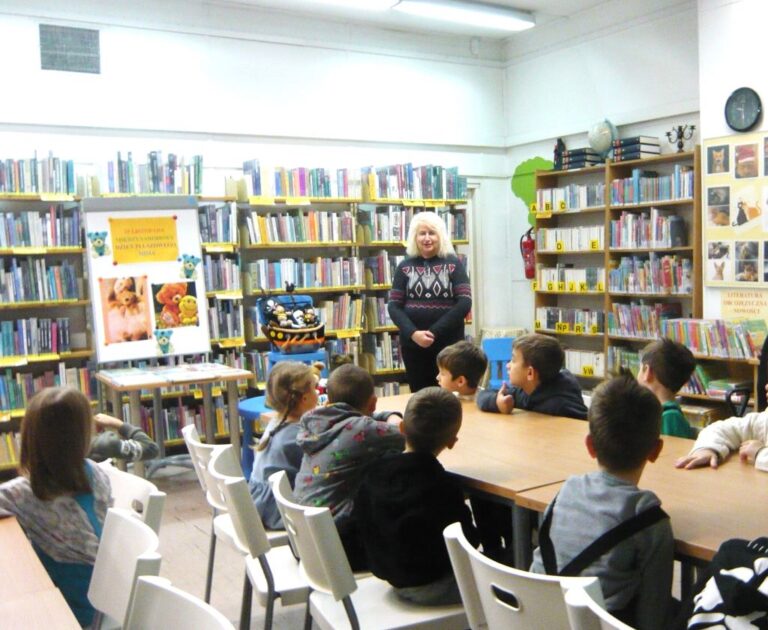 bibliotekarka prowadzi zajęcia dla dzieci o misiach
