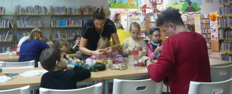 dzieci tworzą świąteczne prace plastyczne w bibliotece