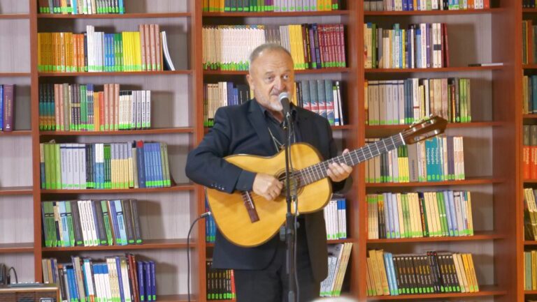 artysta śpiewa i gra na gitarze