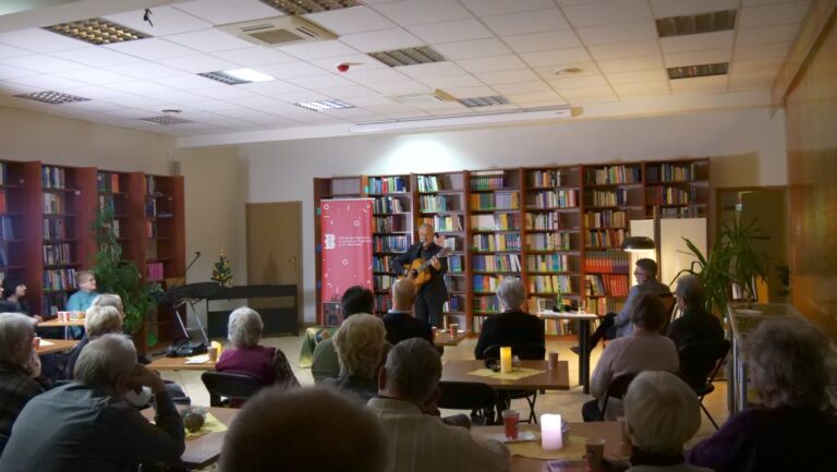 artysta śpiewa i gra na gitarze