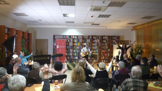 artysta śpiewa i gra na gitarze