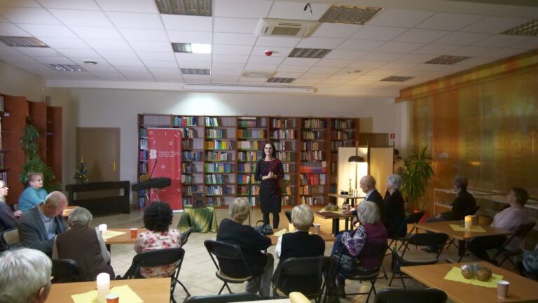 zastępca dyrektora biblioteki wita przybyłe osoby
