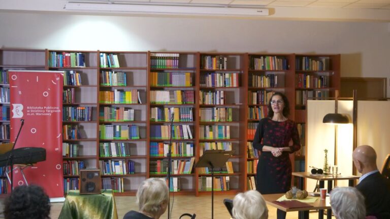 zastępca dyrektora biblioteki wita przybyłe osoby