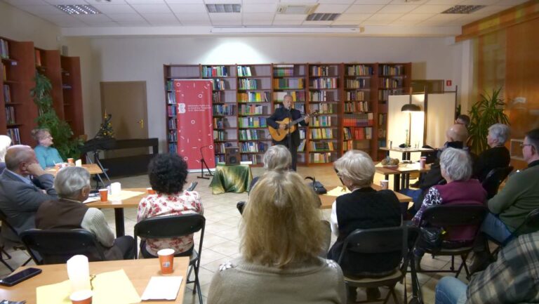 artysta śpiewa i gra na gitarze