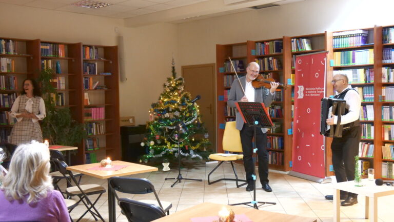 wspólne kolędowanie w czytelni naukowej nr 1