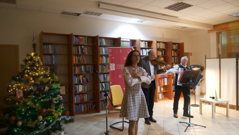 wspólne kolędowanie w czytelni naukowej nr 1