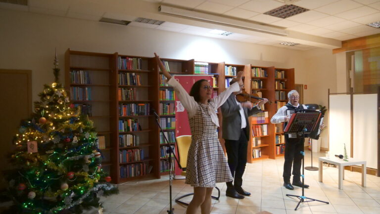wspólne kolędowanie w czytelni naukowej nr 1