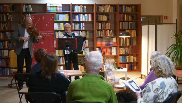 wspólne kolędowanie w czytelni naukowej nr 1