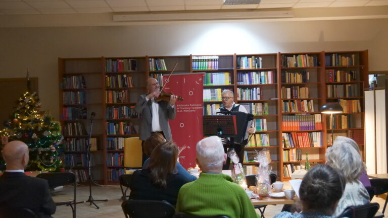 wspólne kolędowanie w czytelni naukowej nr 1