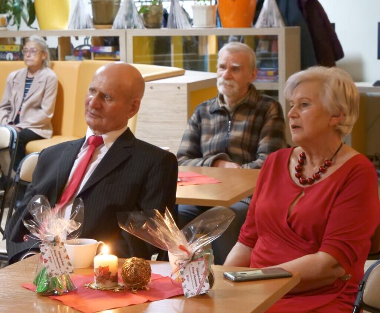 wspólne kolędowanie w czytelni naukowej nr 1