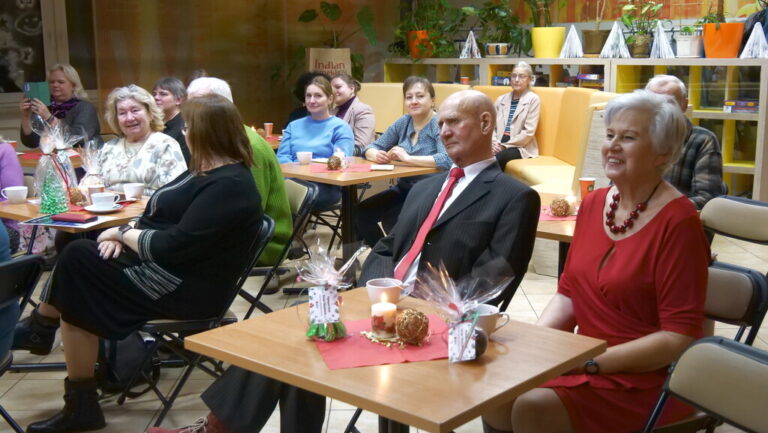 wspólne kolędowanie w czytelni naukowej nr 1