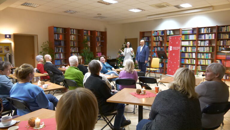 wspólne kolędowanie w czytelni naukowej nr 1