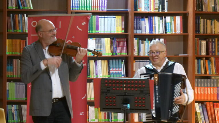 wspólne kolędowanie w czytelni naukowej nr 1