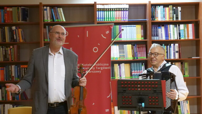 wspólne kolędowanie w czytelni naukowej nr 1