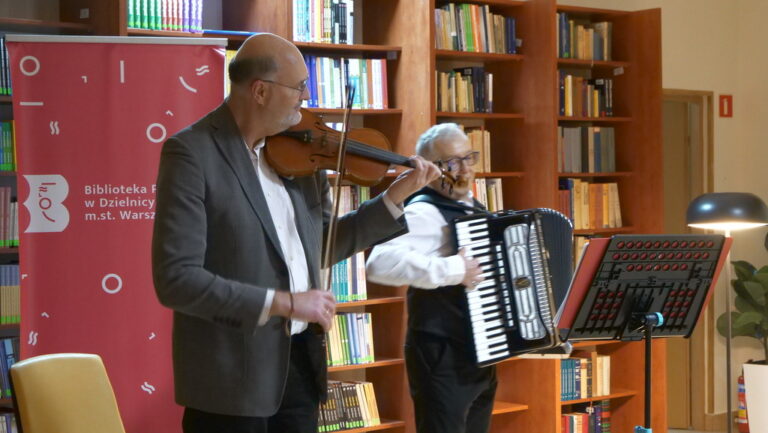 wspólne kolędowanie w czytelni naukowej nr 1