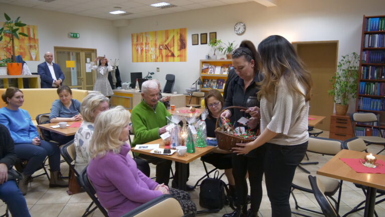 wspólne kolędowanie w czytelni naukowej nr 1