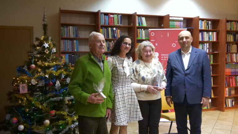 wspólne kolędowanie w czytelni naukowej nr 1