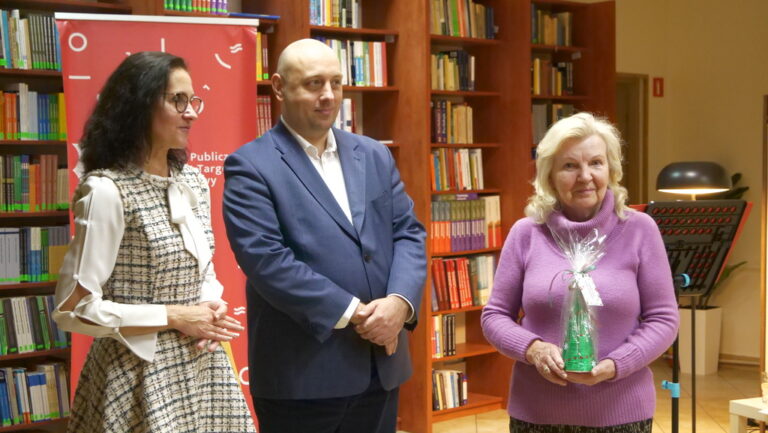 wspólne kolędowanie w czytelni naukowej nr 1