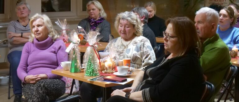 wspólne kolędowanie w czytelni naukowej nr 1