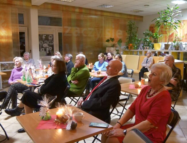 wspólne kolędowanie w czytelni naukowej nr 1