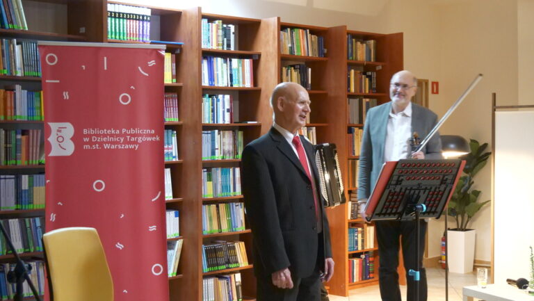 wspólne kolędowanie w czytelni naukowej nr 1