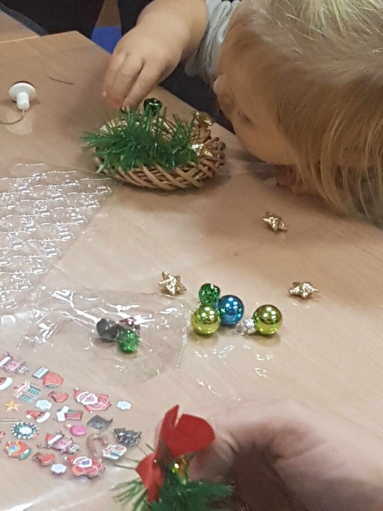 warsztaty tworzenia świątecznych wianków