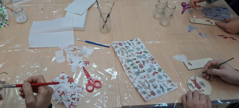 warsztaty decoupage - tworzenie zakładek do książek i podkładek pod kubki