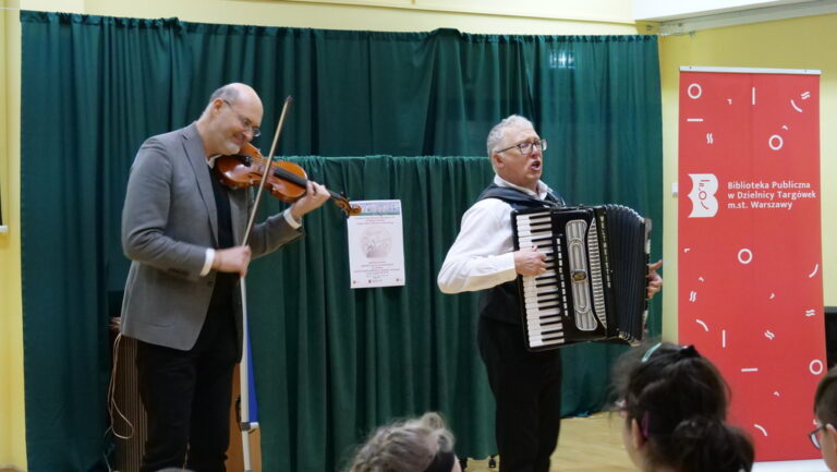 muzycy grający podczas finału wydarzenia