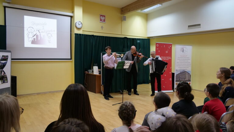 muzycy grający podczas finału wydarzenia