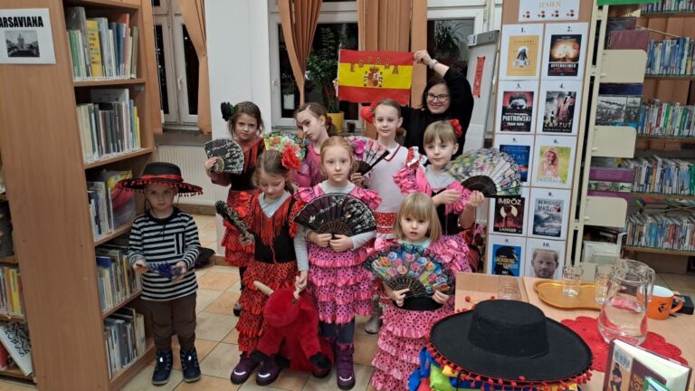 zajęcia dla dzieci na temat tańca flamenco; dzieci w strojach hiszpańskich