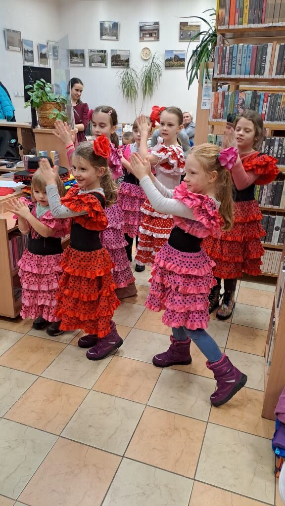 zajęcia dla dzieci na temat tańca flamenco; dzieci w strojach hiszpańskich