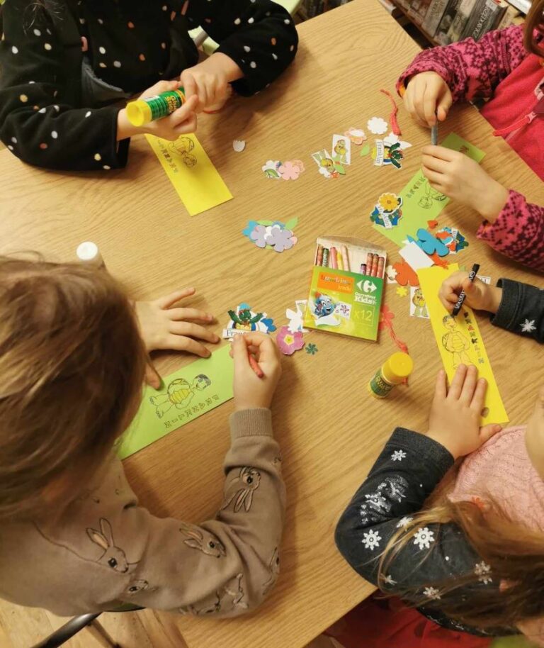 dzieci tworzą zakładki do książek