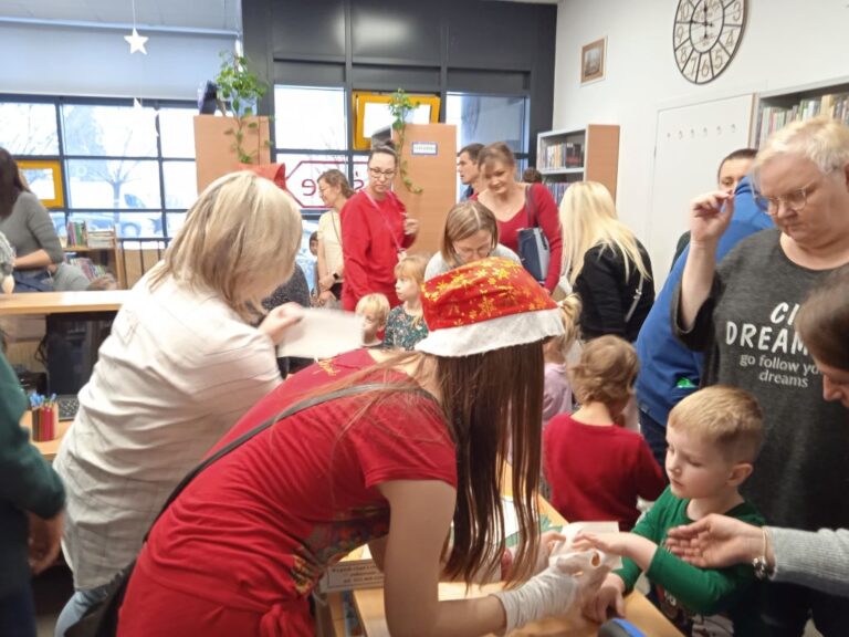 impreza mikołajkowa w bibliotece; występ teatrzyku - dziecięcych aktorów - i wizyta mikołaja