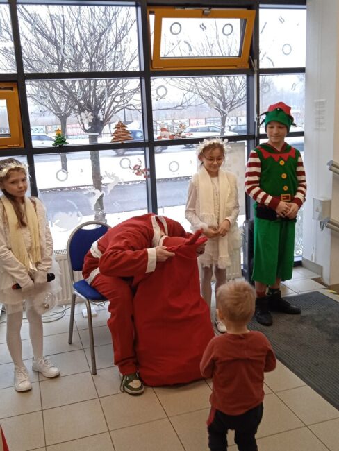 impreza mikołajkowa w bibliotece; występ teatrzyku - dziecięcych aktorów - i wizyta mikołaja