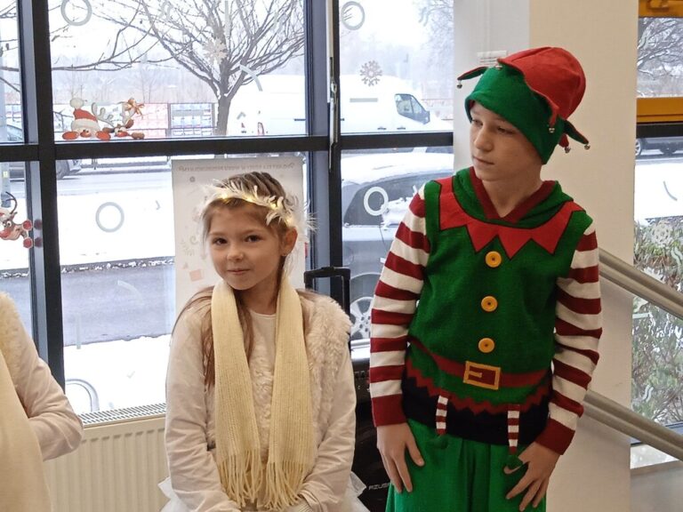 impreza mikołajkowa w bibliotece; występ teatrzyku - dziecięcych aktorów - i wizyta mikołaja