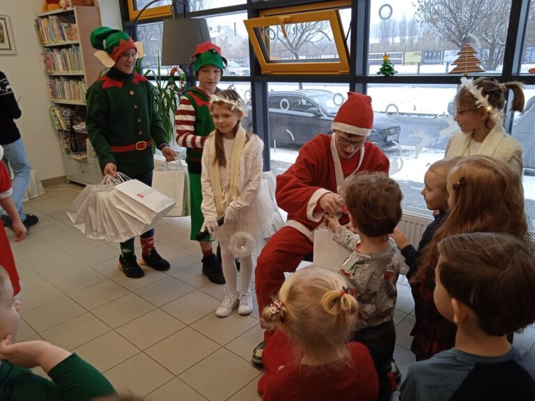 impreza mikołajkowa w bibliotece; występ teatrzyku - dziecięcych aktorów - i wizyta mikołaja